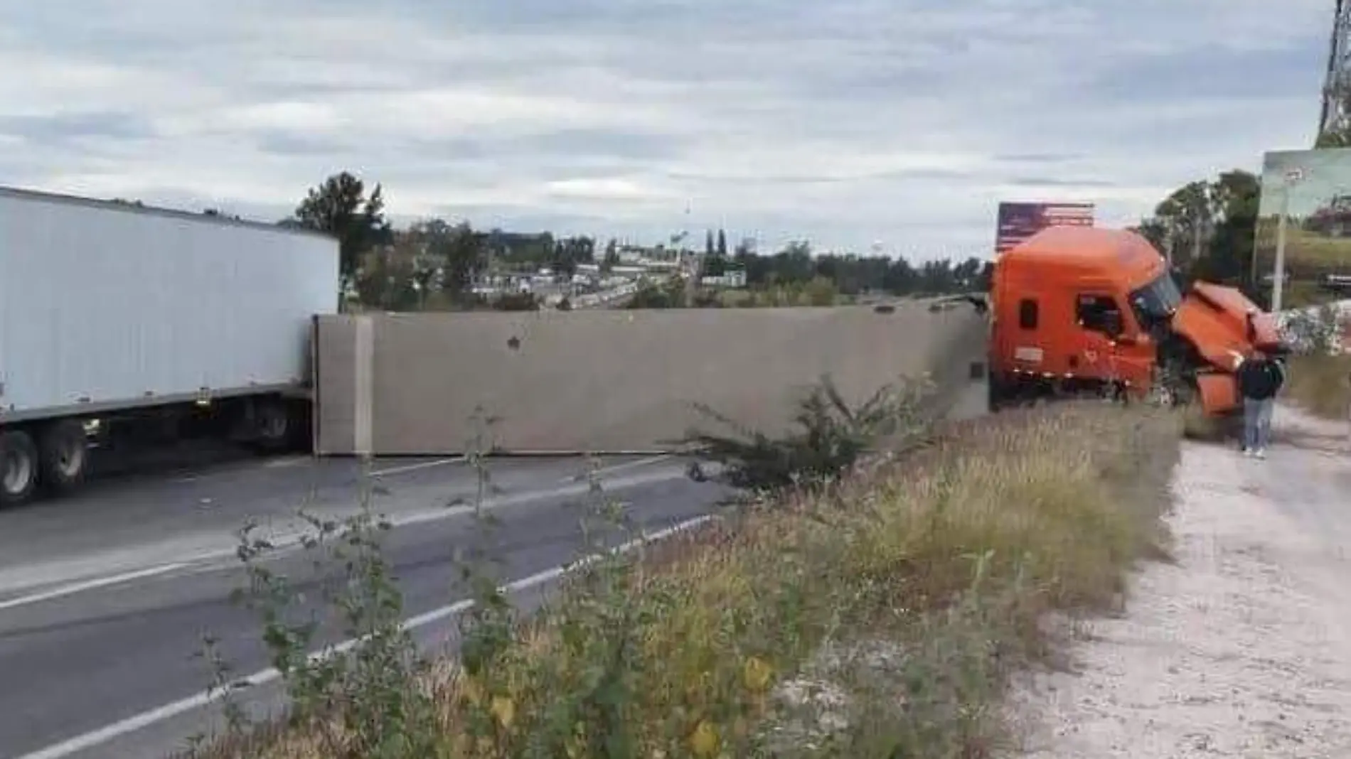 Alerta vial accidente provoca caos en carretera Irapuato-Silao (2)